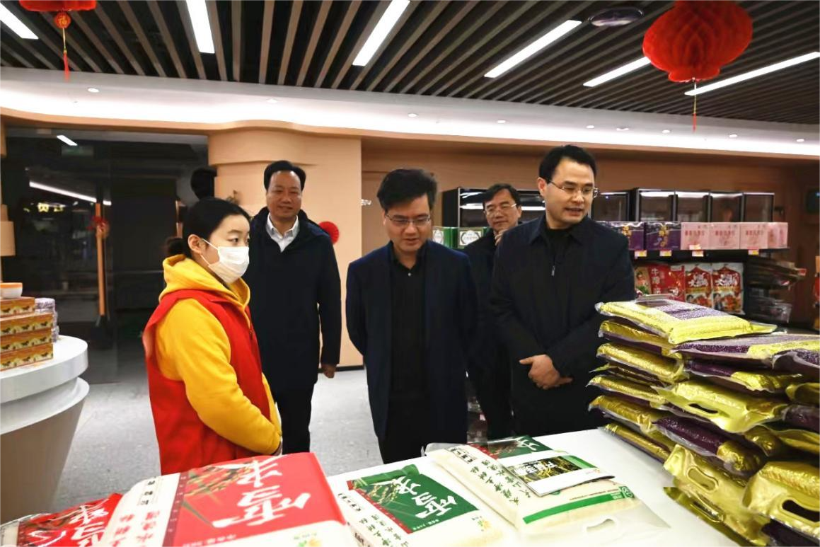 省国资委党委委员、副主任董正泉到省小鸟体育集团慰问调研