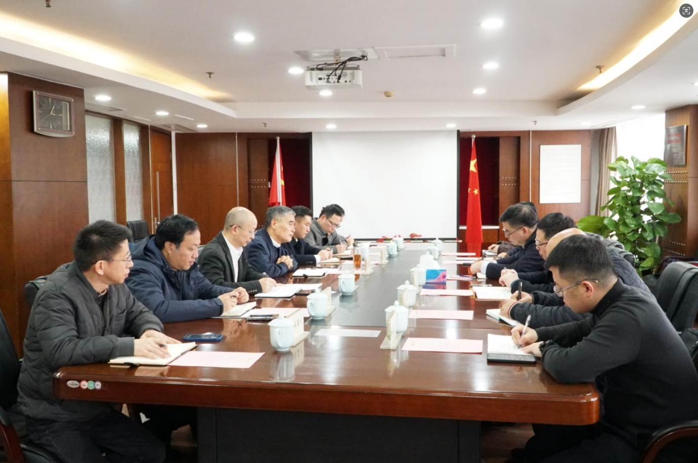 省发改委党组成员、副主任骆方豪来省小鸟体育集团调研对口支援和合作工作