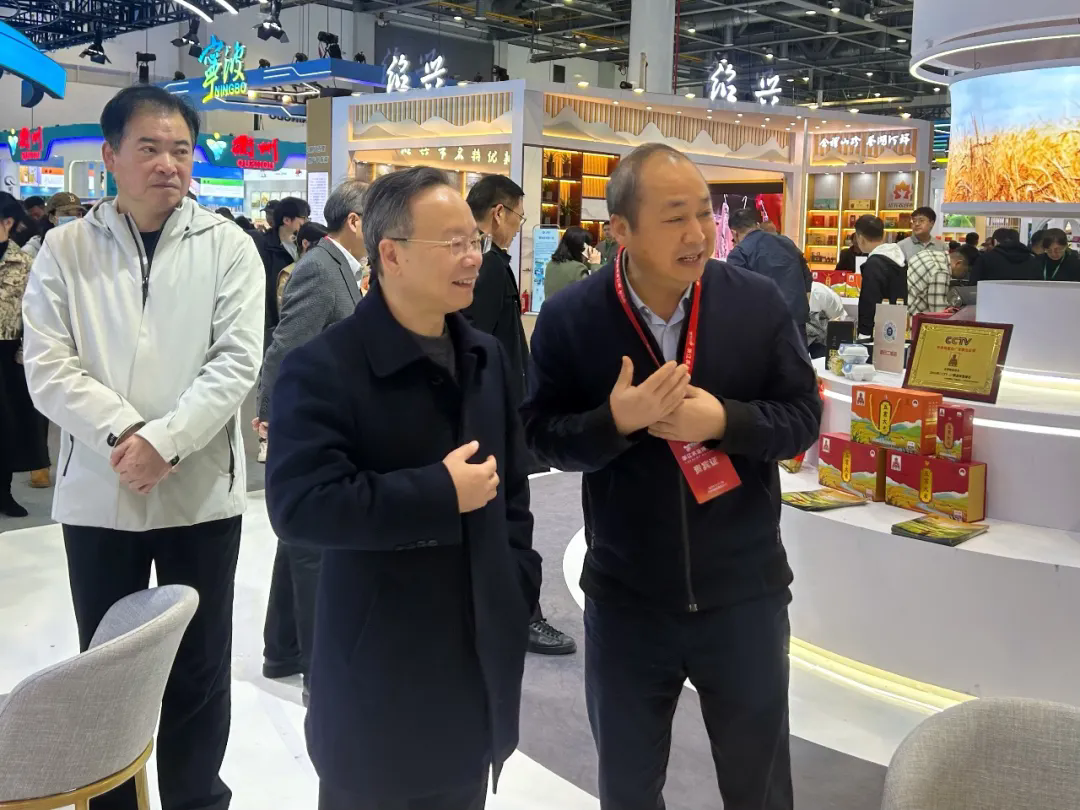 省政协副主席陈小平莅临省农博会小鸟体育集团展馆参观指导