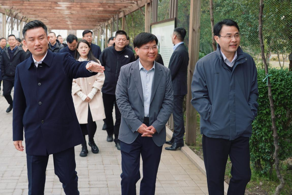 省总工会常委、省部属企事业工会主席叶龙茂考察省小鸟体育集团现代农业园区